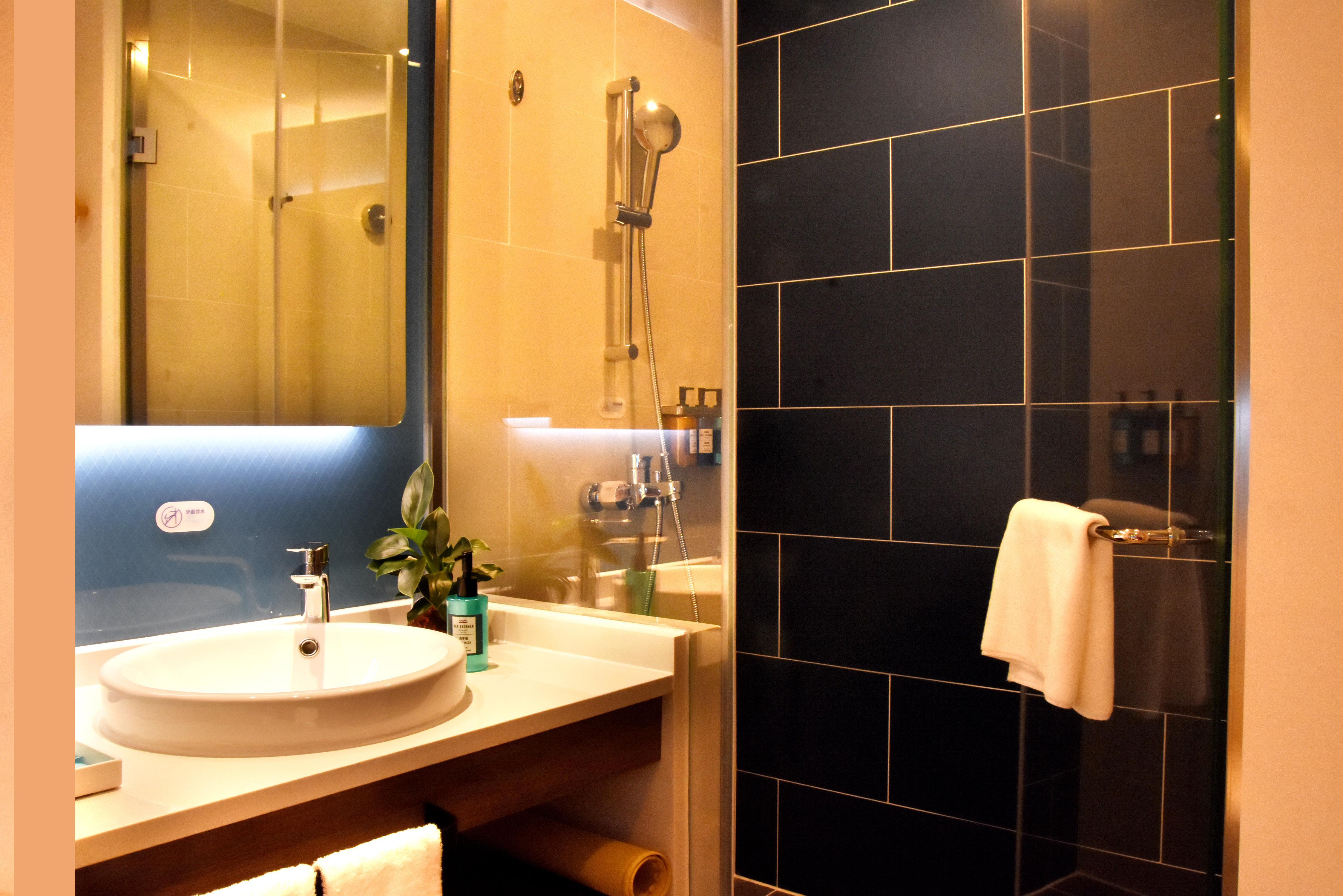 Holiday Inn Express Shanghai Gubei, an IHG Hotel Bagian luar foto